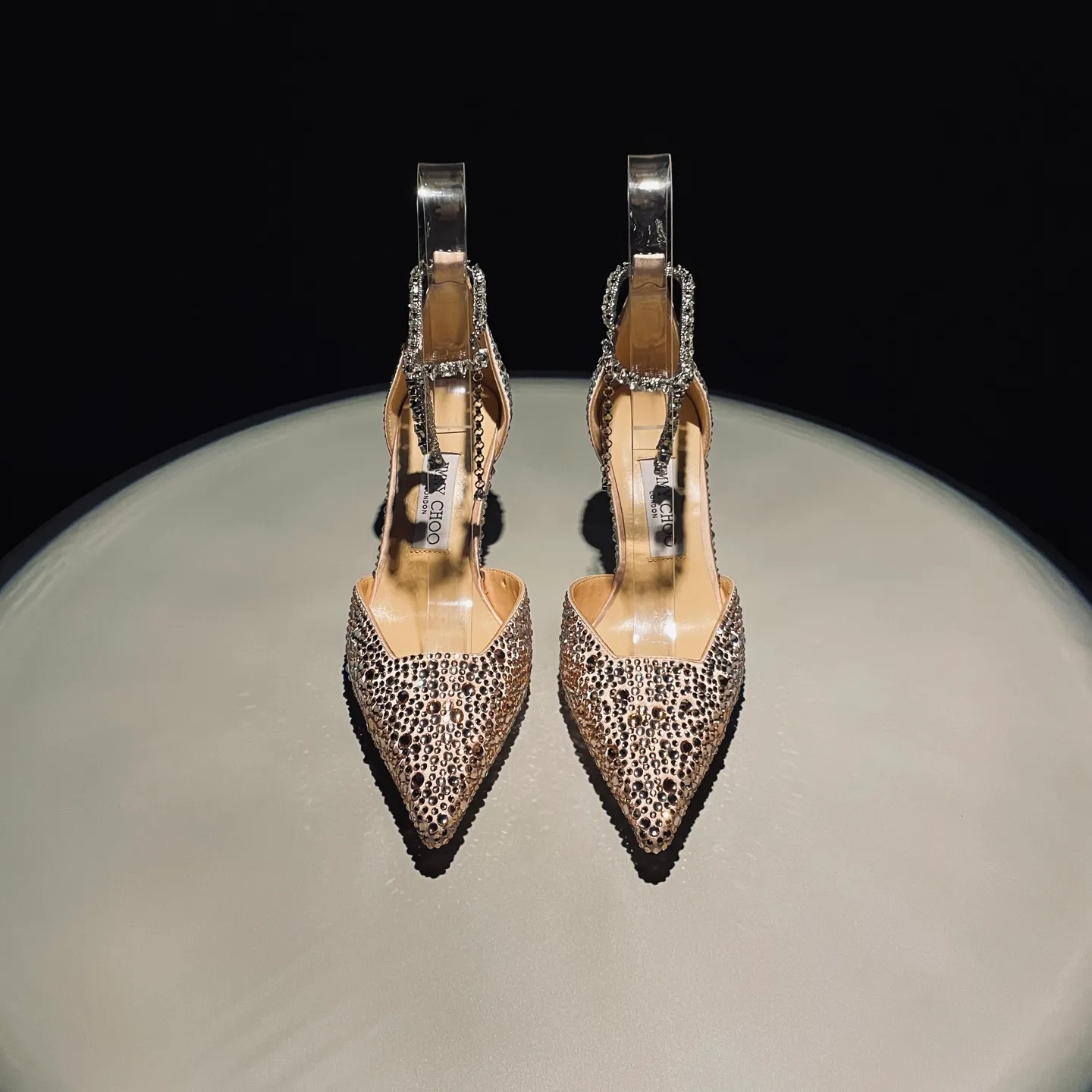 👟👟Ex-factory price 720👟👟 Jimmy Choo/Jimmy Choo classic diamond chain pointed toe crystal high-heeled sandals. Excellent crystal shoes. So beautiful that you can't take your eyes away. The shape of the shoes is very delicate and not too narrow and long. The internal space is sufficient to allow the toes to relax enough. The rhinestones outline a charming arc on the instep. It is simply beautiful. It has a 360-degree surrounding fairy atmosphere. Gorgeous without being exaggerated! ! The fabric is made of imported silk, with imported sheepskin lining. Customized A-grade Italian genuine leather sole. Heel height: 6.5 or 8.5. Size: 35-40 (41, 42, 43 customized, non-refundable)